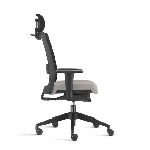Cadeira de escritório ergonômica com ajustes conforme a NR-17