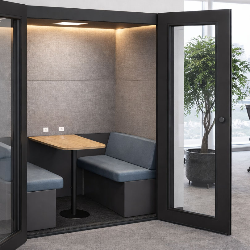 Cabine dupla moderna com iluminação embutida e planta, tendência de mobiliário corporativo