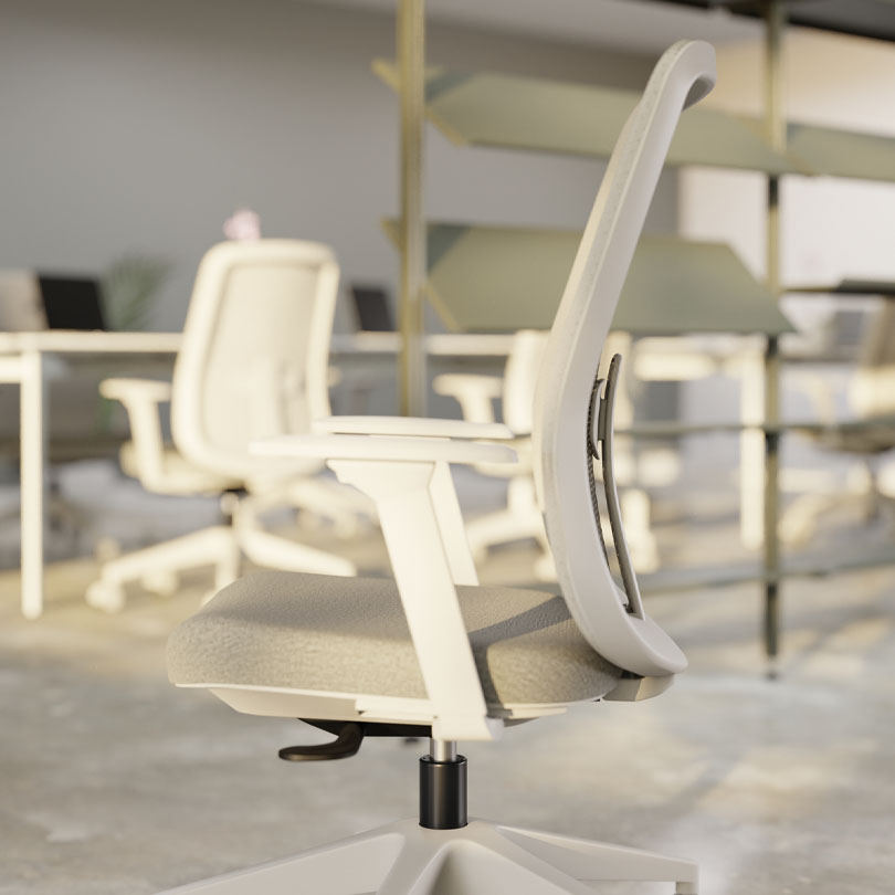 Ambiente de escritório corporativo com mobiliário planejado durante processo de reforma