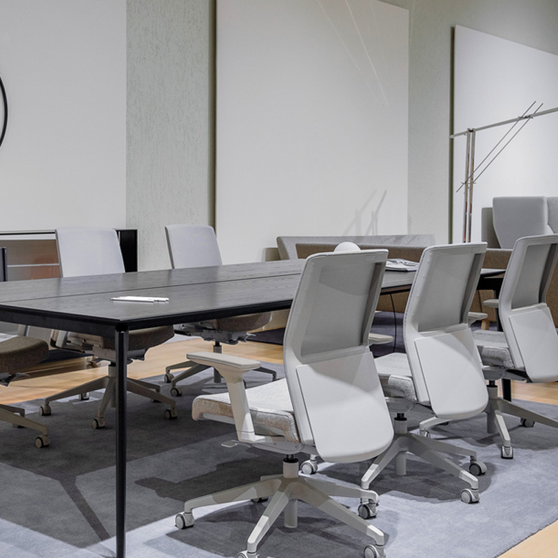 Sala de reunião corporativa planejada em projeto de mobiliário Plano Projetos