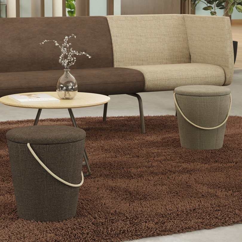 Espaço colaborativo corporativo com sofás modulares e mobiliário de lounge Plano Projetos