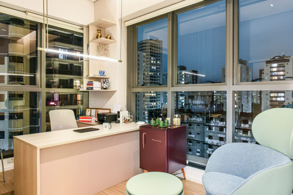 Recepção corporativa com poltronas e vista para a cidade