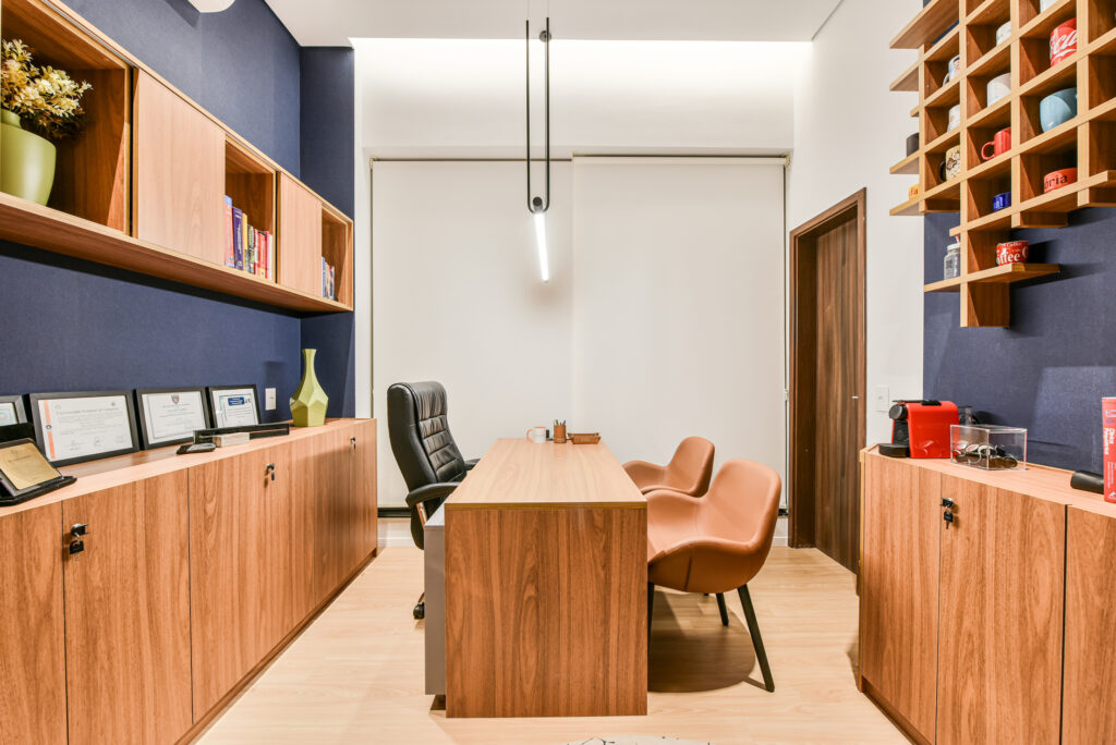 Sala de atendimento com mobiliário em madeira planejada pela Plano Projetos
